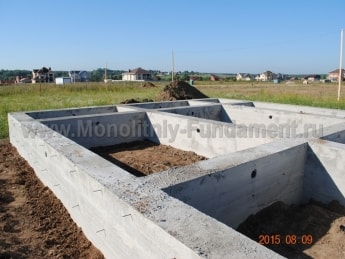 Ленточный монолитный фундамент после застывания бетона